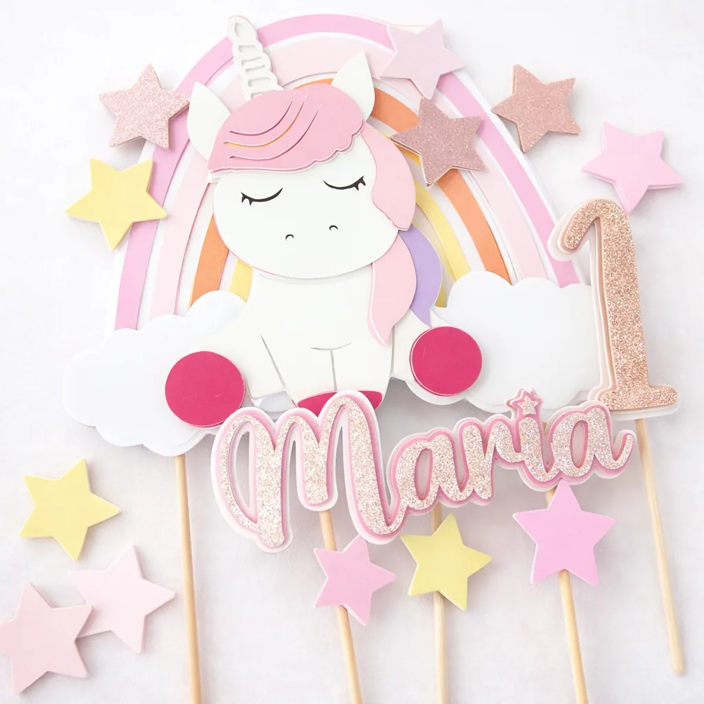 Topo de unicórnio em papel com arco-íris, estrelas e o nome Maria