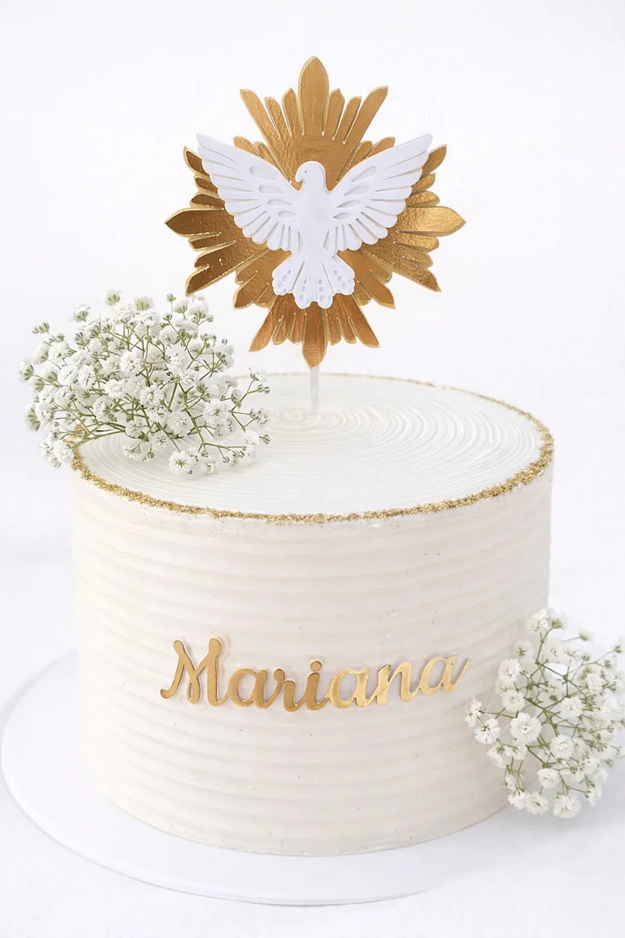 Bolo de batizado branco com pomba dourada e o nome Mariana em papel