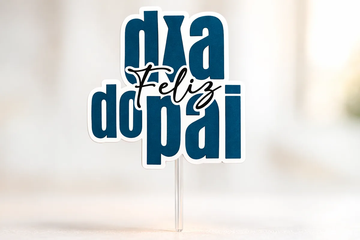 Topo de bolo com a frase Feliz Dia do Pai recortada em papel azul-petróleo com gravata