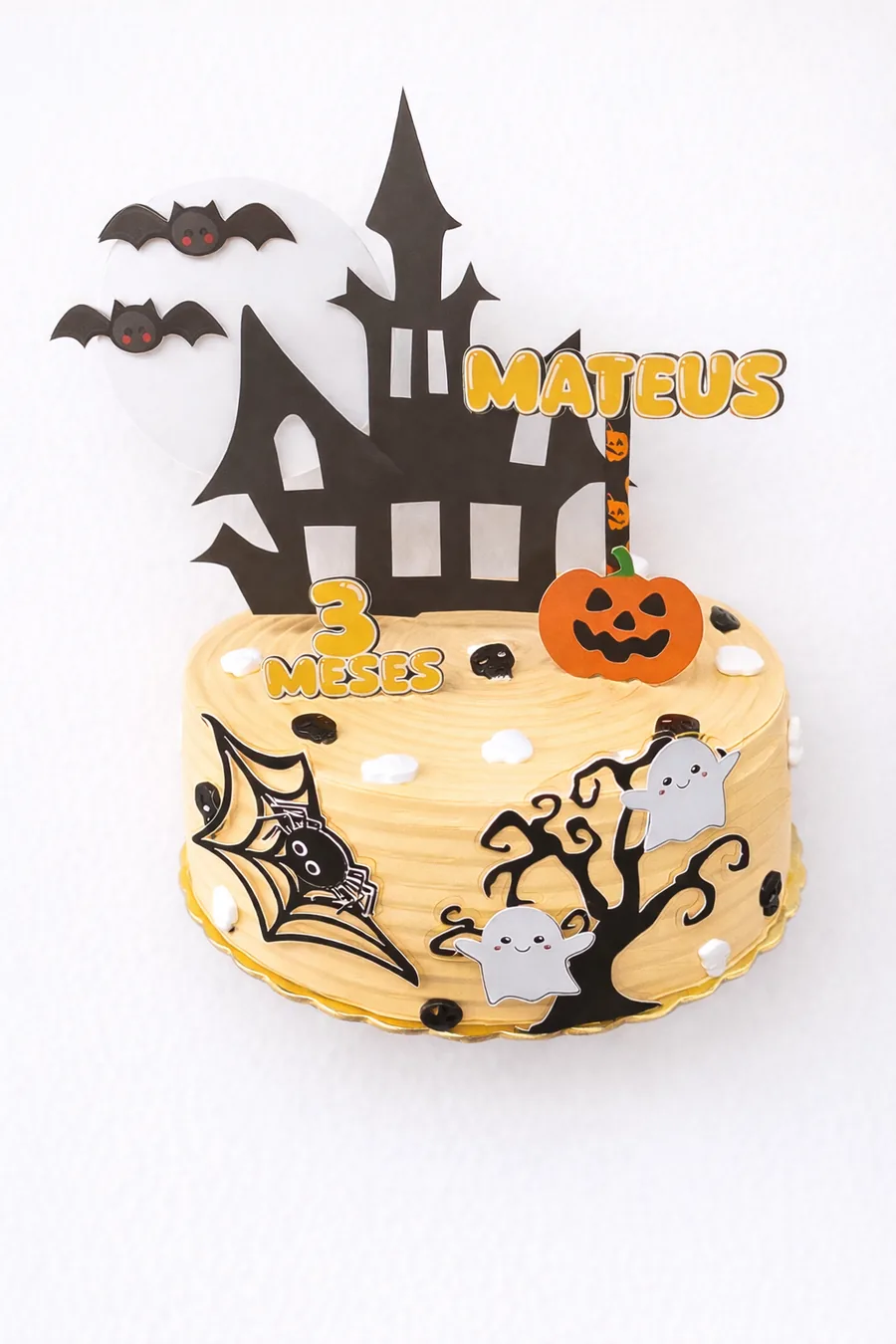 Bolo de Halloween com topo em papel: castelo negro, lua, morcegos, abóbora e o nome Mateus em laranja