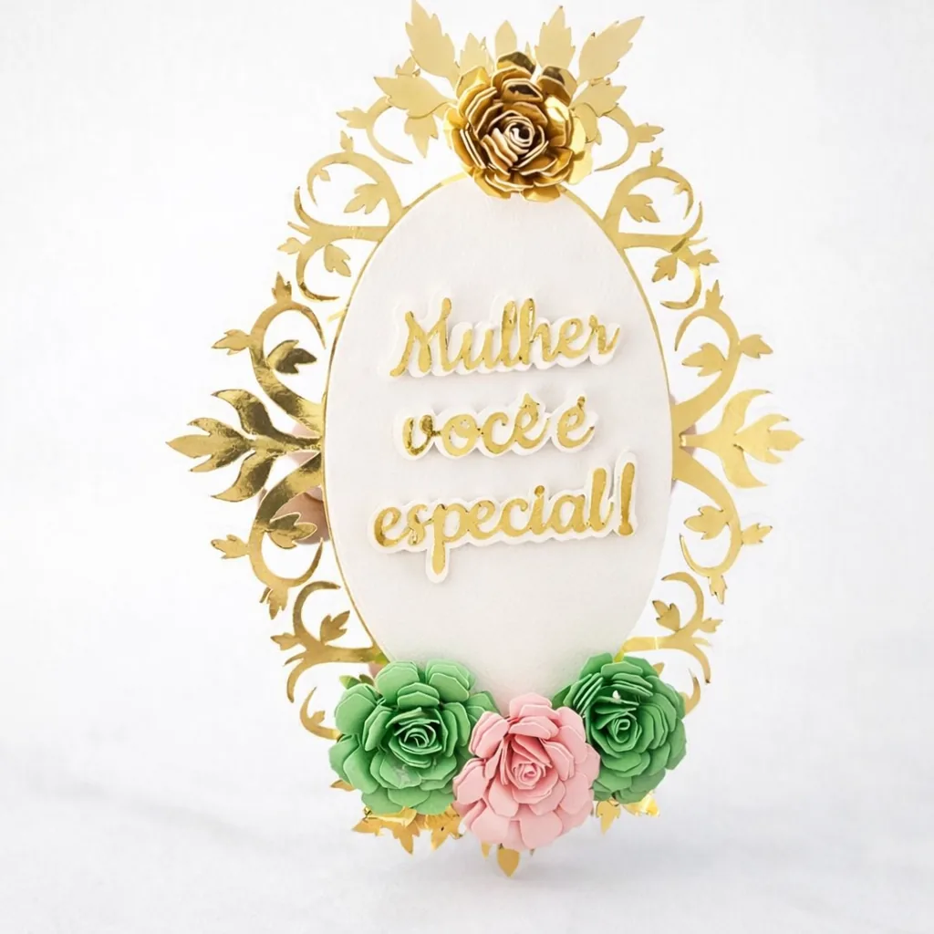 Moldura oval dourada recortada em papel, com a frase Mulher você é especial e rosas de papel