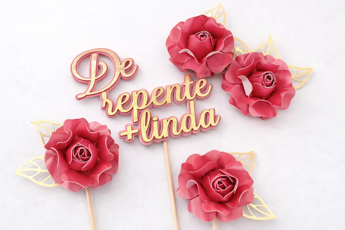 Rosas de papel bordô com folhas douradas, montadas pétala a pétala